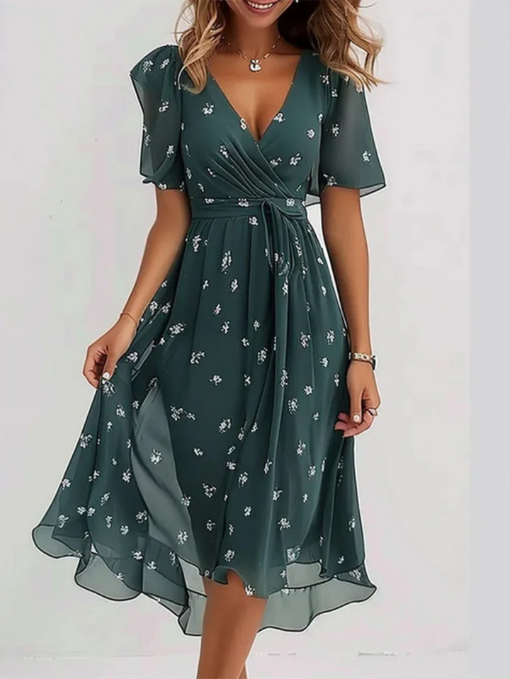 Nahaufnahme vom Stoff des bequemen Damen Sommerkleids im Relaxed Fit, ideal als elegantes Freizeit- & Tageskleid.