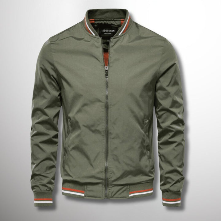 Stilvolle Herren-Herbstjacke im Bomber-Design, wasserabweisend und perfekt als Freizeit- und Outdoorjacke.