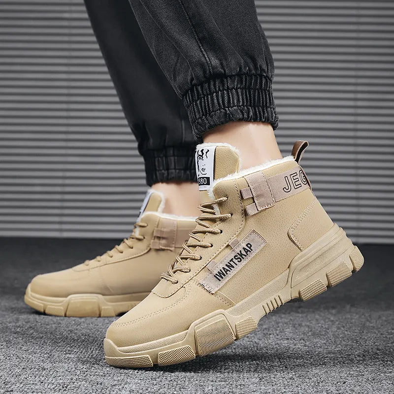 Seitenansicht des warm gefütterten Herren Winter-Sneakers mit profilierter Sohle.