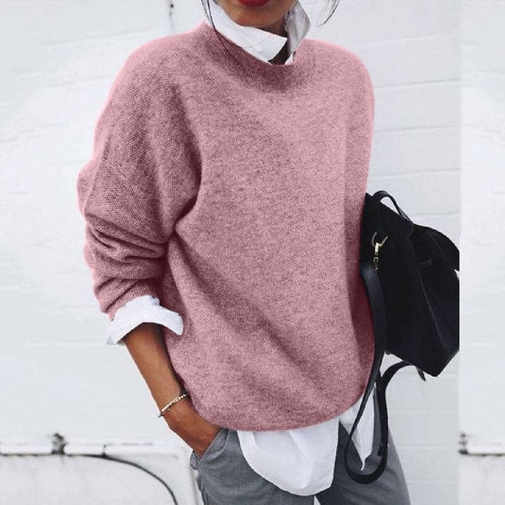 Model trägt eleganten Oversized Damen Strickpullover in Grau; lässiger Rundhals-Langarmpullover für den Herbst.