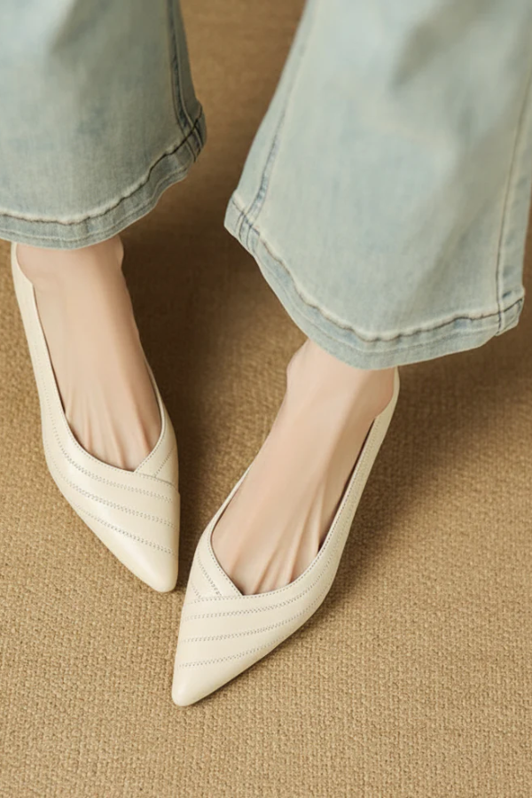 Detailansicht: Glänzende schwarze Damen Pumps, spitzer Absatz, bequeme Slip-On Schuhe.