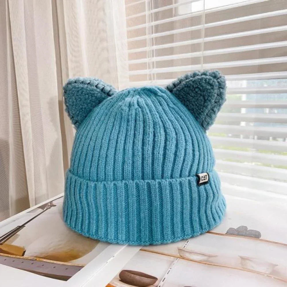 Modische Strickmütze für Damen mit verspielten Katzenohren, ideal als Winteraccessoire.