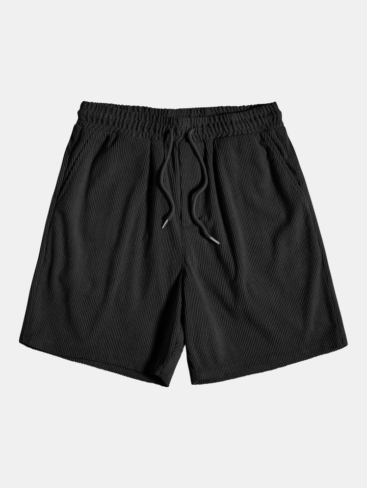 Beiges Herren Zweiteiler: Stilvolles Kurzarm Hemd und atmungsaktive Hose, ideal für warme Tage.
