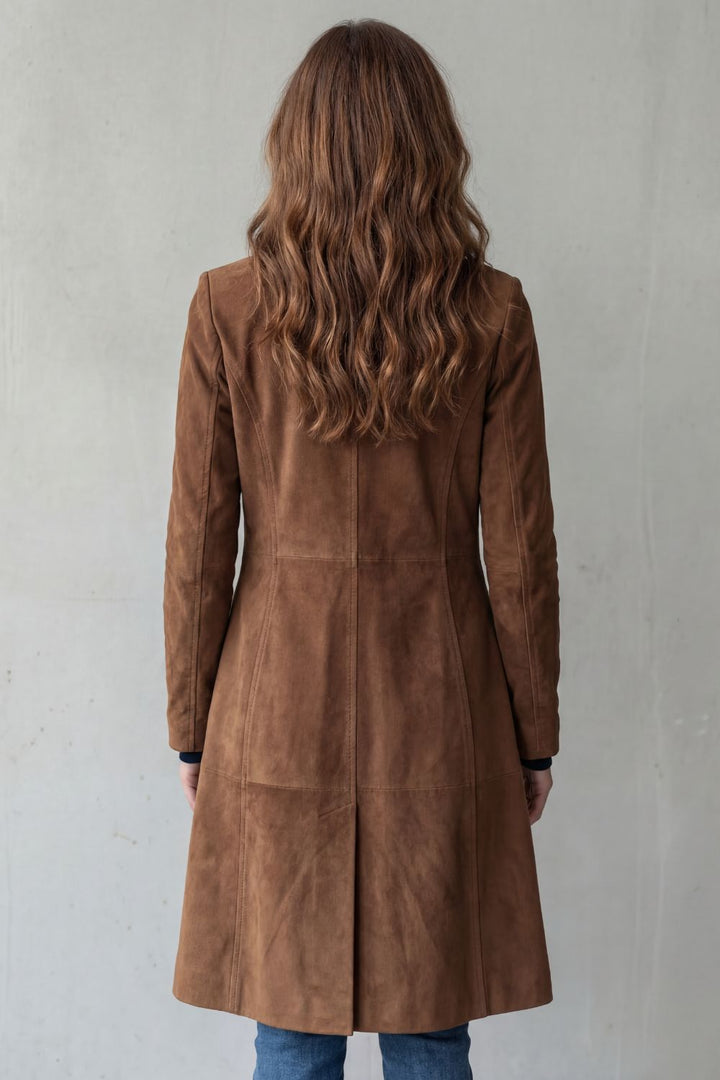Dieser elegante Damenmantel in Wildlederoptik ist tailliert und hat einen Knopfverschluss, modern & weich.