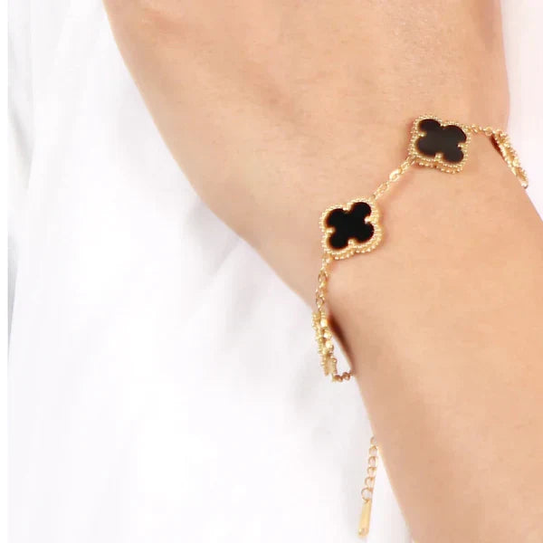Stilvolles Edelstahl Damenarmband Valentina mit glänzendem Kleeblatt-Anhänger, zeitloser Modeschmuck.