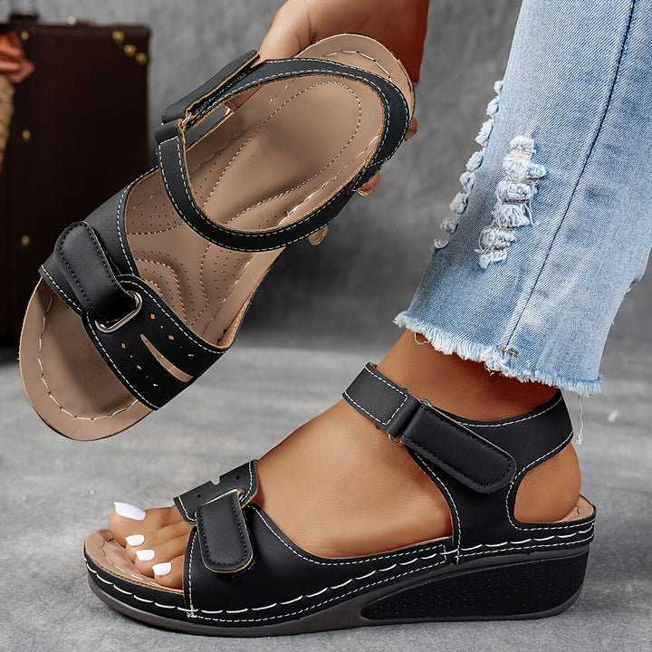 Orthopädische Damensandalen fördern die Fußgesundheit mit gepolsterter Sohle und Klettverschlüssen.