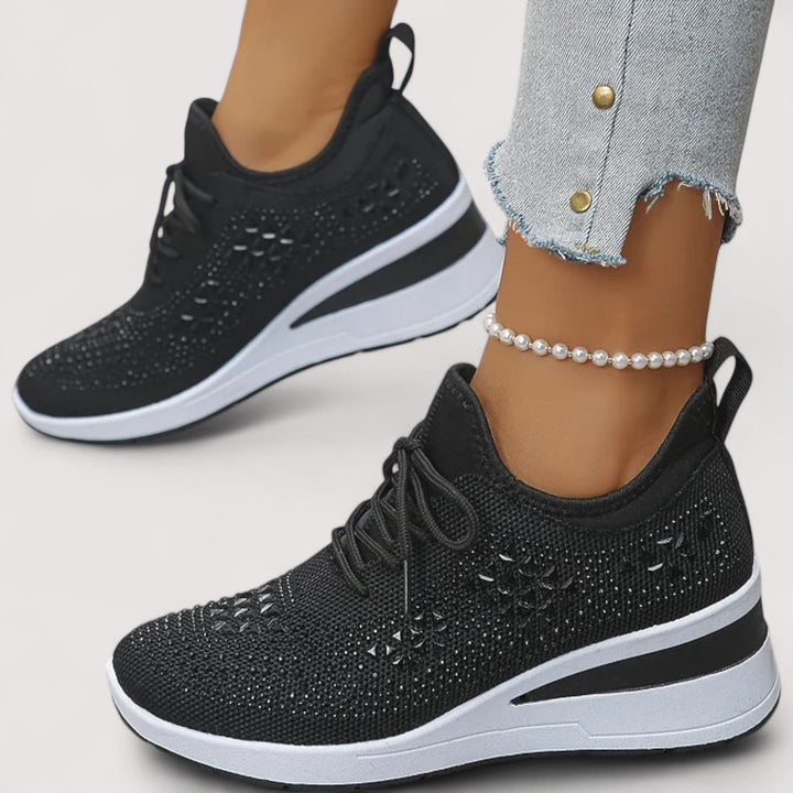Damen Glitzer Sneaker an Füßen, kombiniert mit legerem Outfit. Modern, komfortabel & stilvoll.