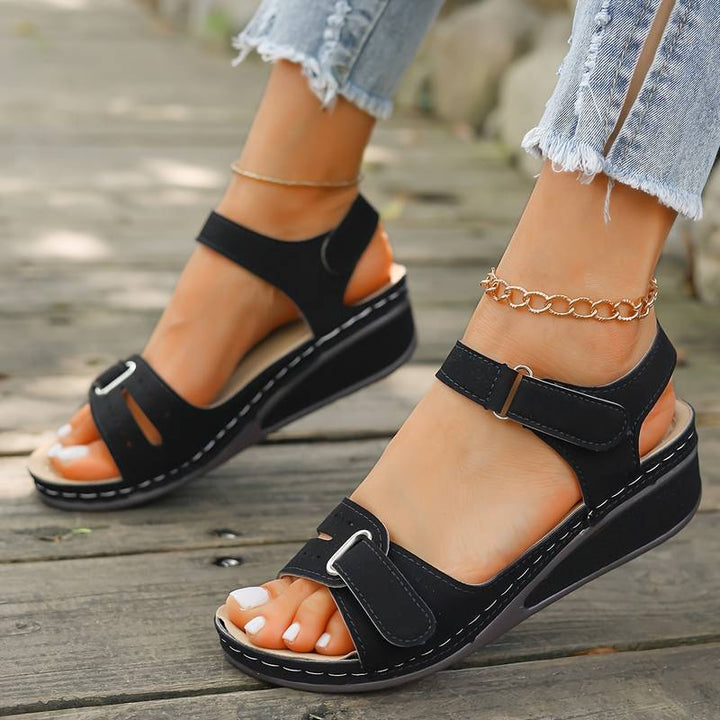 Sommerliche Damen Sandalen, orthopädisch & bequem, mit Fußgewölbeunterstützung & Slip-On Feature.