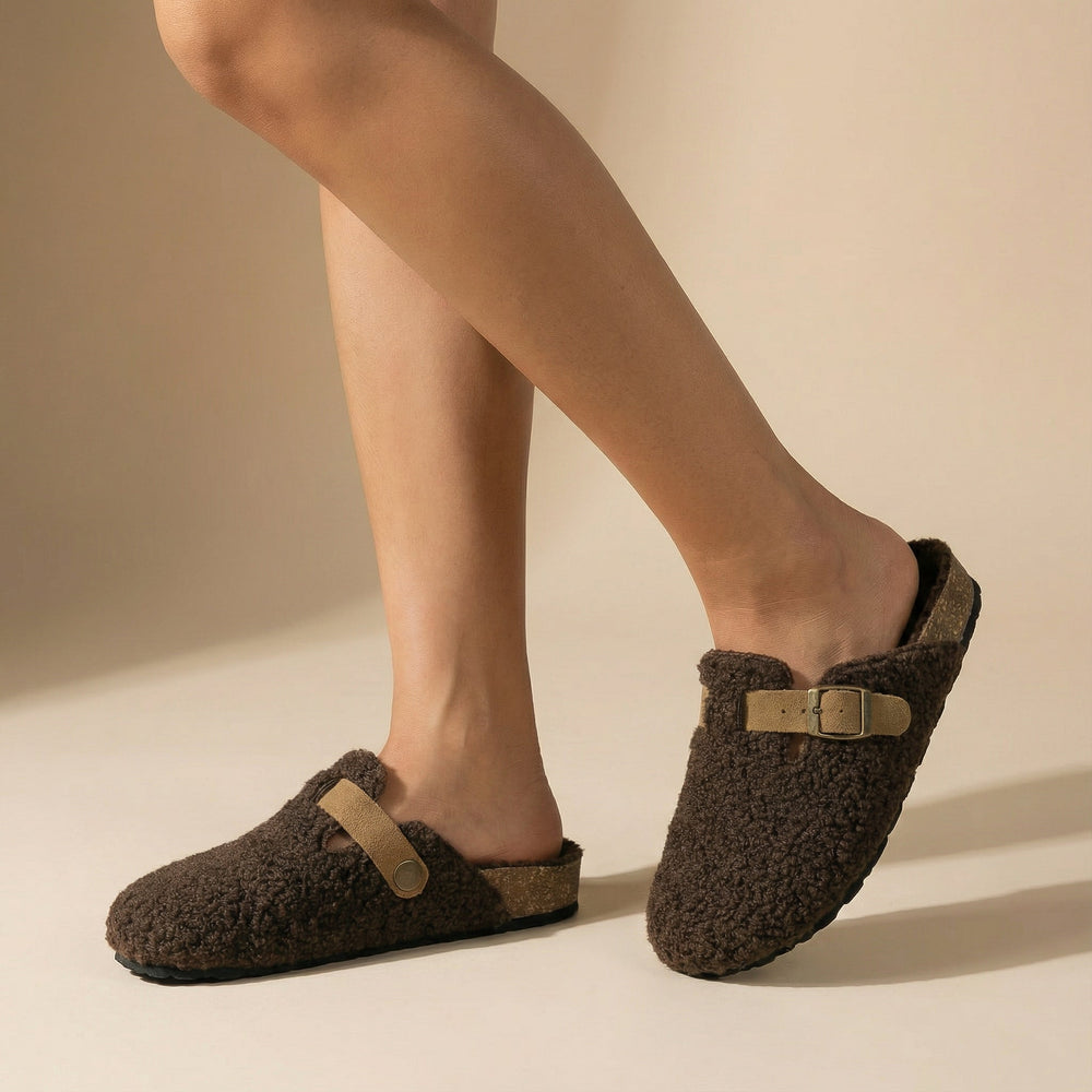 Leicht anzuziehende Slip-on Damen Pantoffeln für maximalen Komfort und schnelle Gemütlichkeit im Haus.