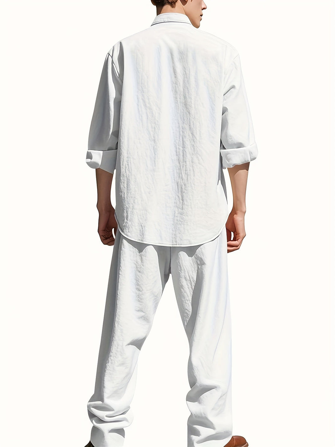 Elegantes und luftiges Herren Sommer Zweiteiler mit Stehkragen Hemd & lockerer Hose, perfekt für den Sommerurlaub.