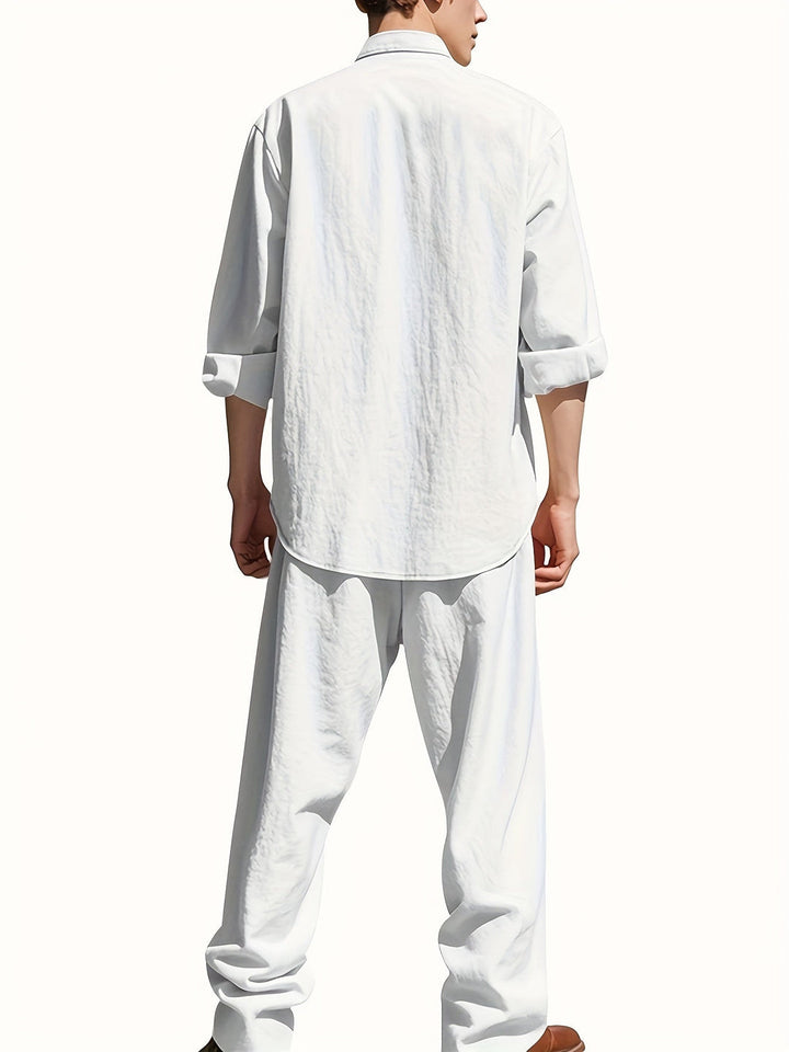 Elegantes und luftiges Herren Sommer Zweiteiler mit Stehkragen Hemd & lockerer Hose, perfekt für den Sommerurlaub.