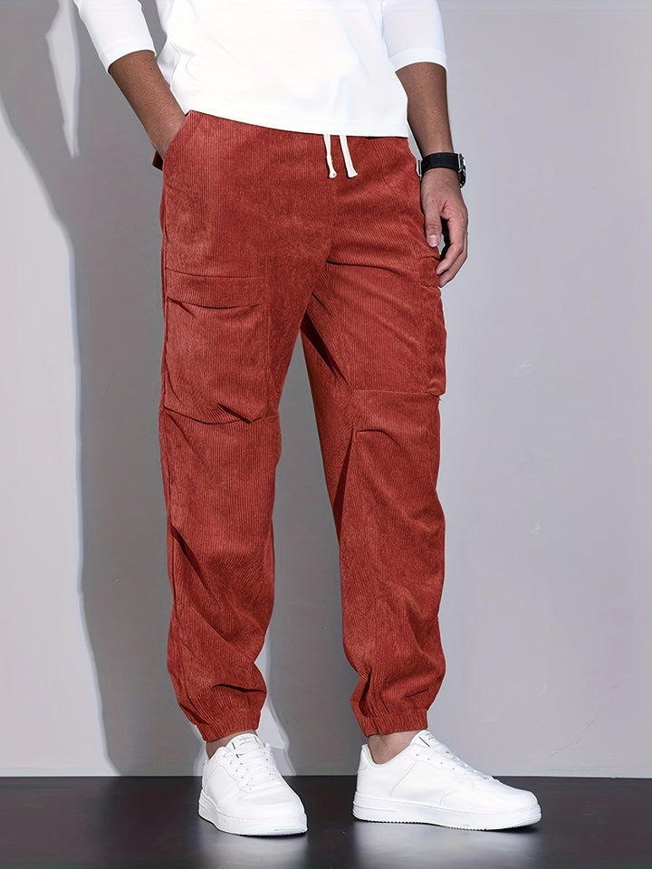 Lässiger Herren Jogger mit strukturierter Oberfläche und modernem Schnitt, perfekt für urbane Wintermode.