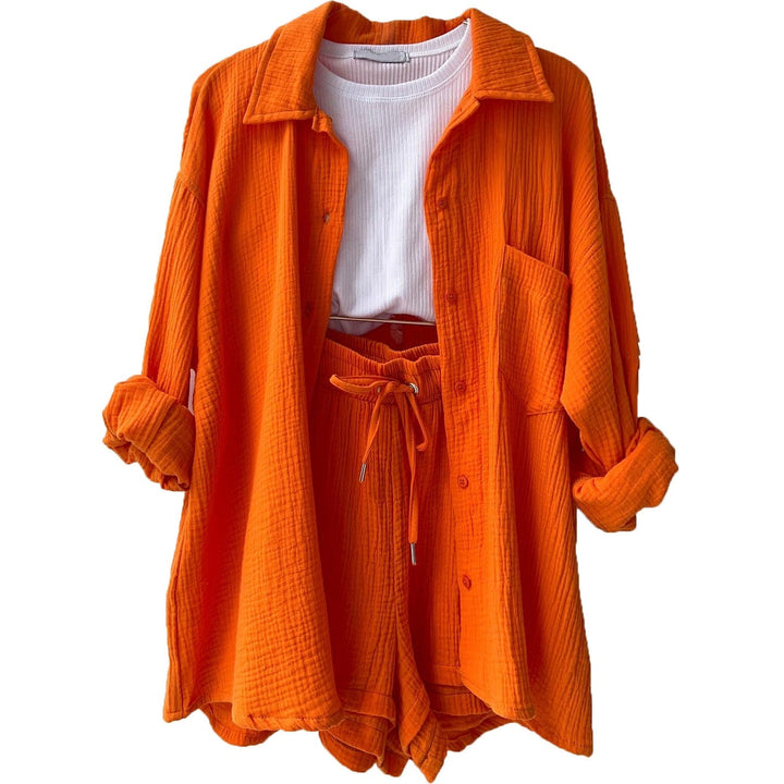 Damen Sommeroutfit Lamias: Trendiges dreiteiliges Set mit Hemd, Crop-Top & Shorts für Strand.