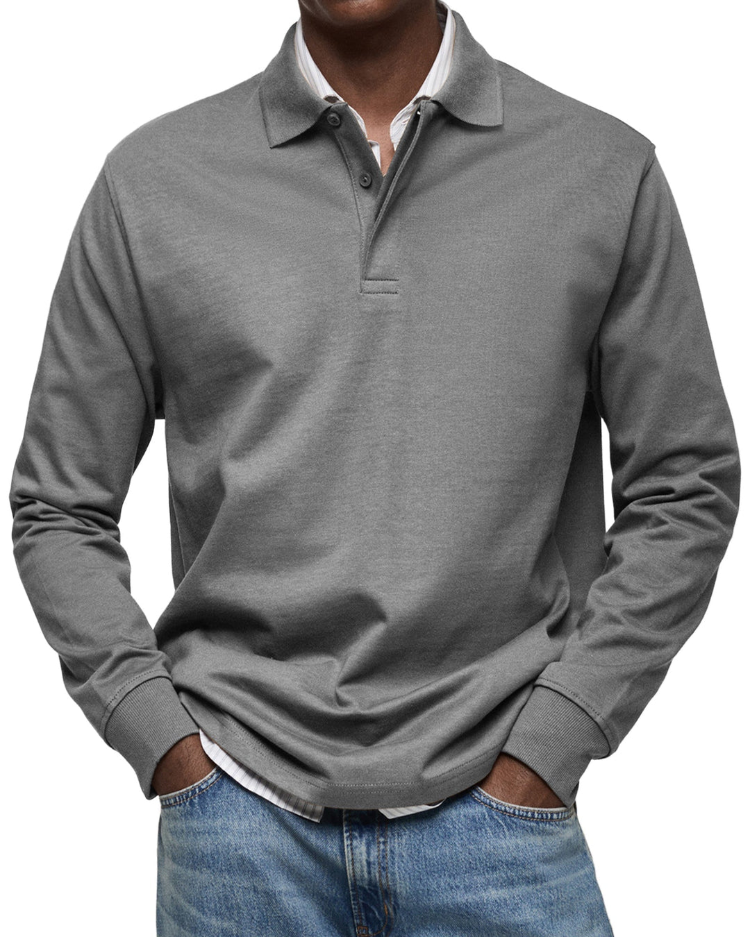 Mann trägt elegantes Langarm-Poloshirt mit Strukturkragen, ideal für ein gepflegtes Business-Outfit.