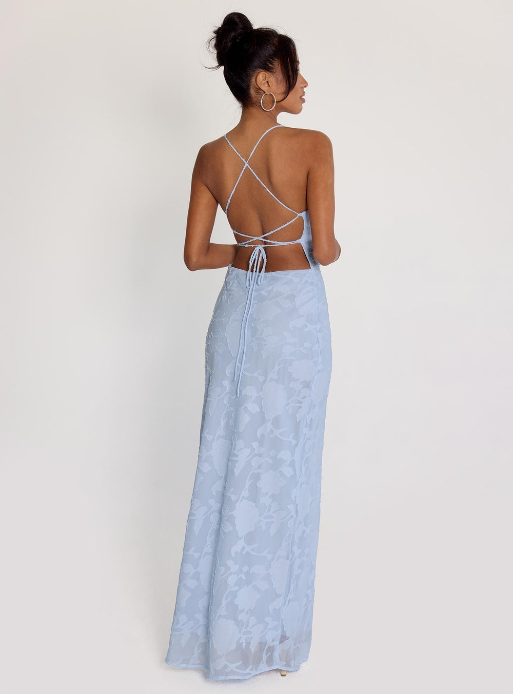 Schickes Damen Sommerkleid mit Spaghettiträgern und floralem Muster. Perfekt als Hochzeitsgast- oder Partykleid.