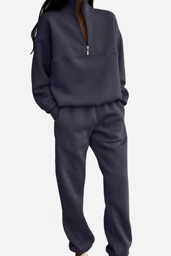 Bequemer Damen Trainingsanzug: Kapuzenpullover & Jogginghose im Set für gemütliche Tage, Sport & Freizeit.