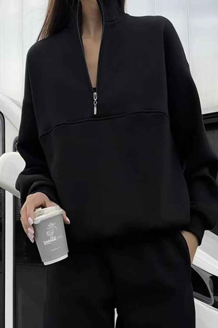 Sportliches Damen Jogger Set: atmungsaktiver Kapuzenpullover und bequeme Jogginghose. Perfekt für den Alltag.