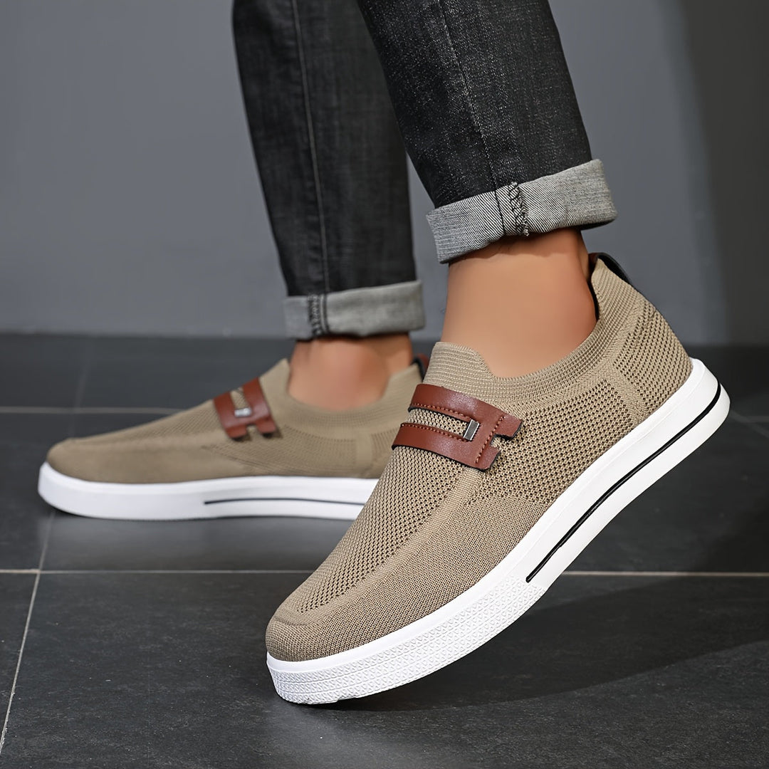Eleganter Herren Slip-On Sneaker, atmungsaktiv, ideal für Stadt & Spaziergänge.