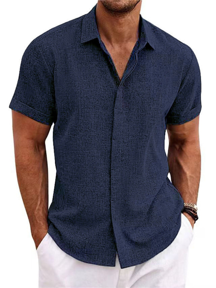 Mann trägt stilvolles Herren Kurzarmhemd, perfekt für Freizeit oder Business Casual im Sommer. Kühl & bequem.
