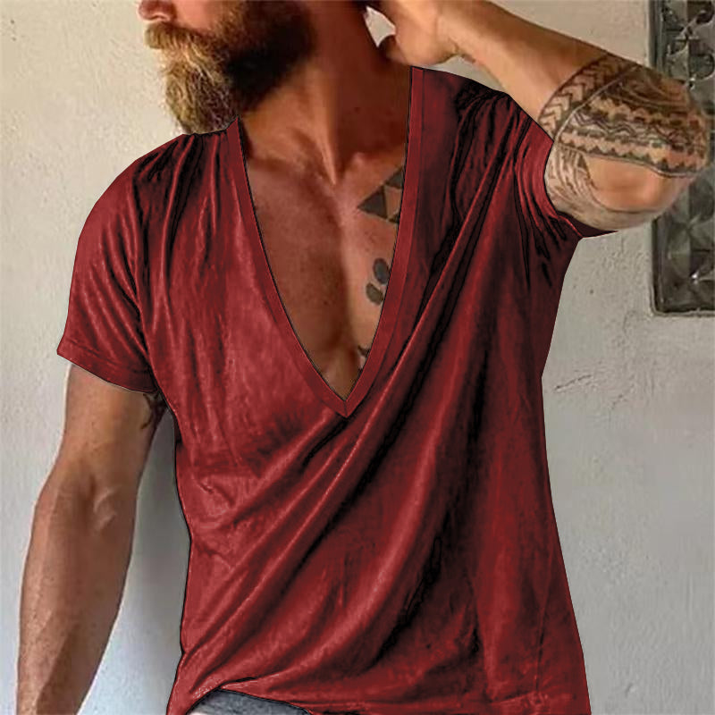 Enganliegendes Herren T-Shirt mit tiefem V-Ausschnitt, kurzärmlig. Moderner Schnitt für Casual-Sommer.