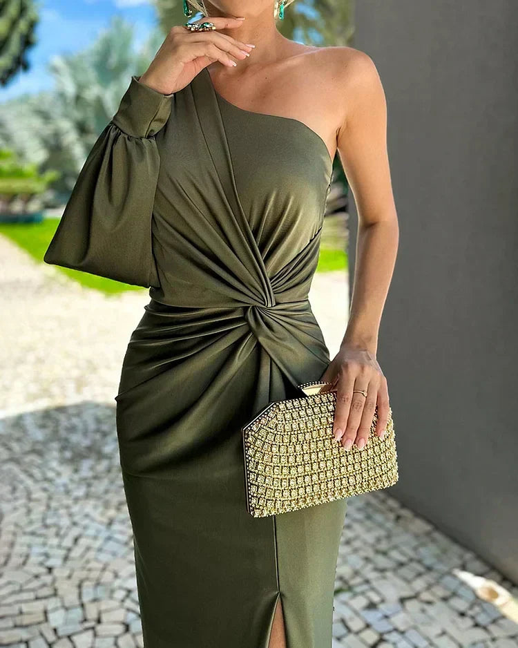 Fließendes grünes Damen Maxikleid mit One-Shoulder Design und hohem Schlitz, perfekt für festliche Anlässe und Hochzeiten.