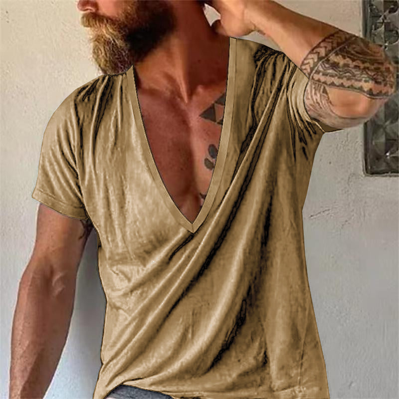 Detailansicht: Hochwertiger Stoff des Herren Kurzarm T-Shirts mit tiefem V-Ausschnitt. Modern & weich.