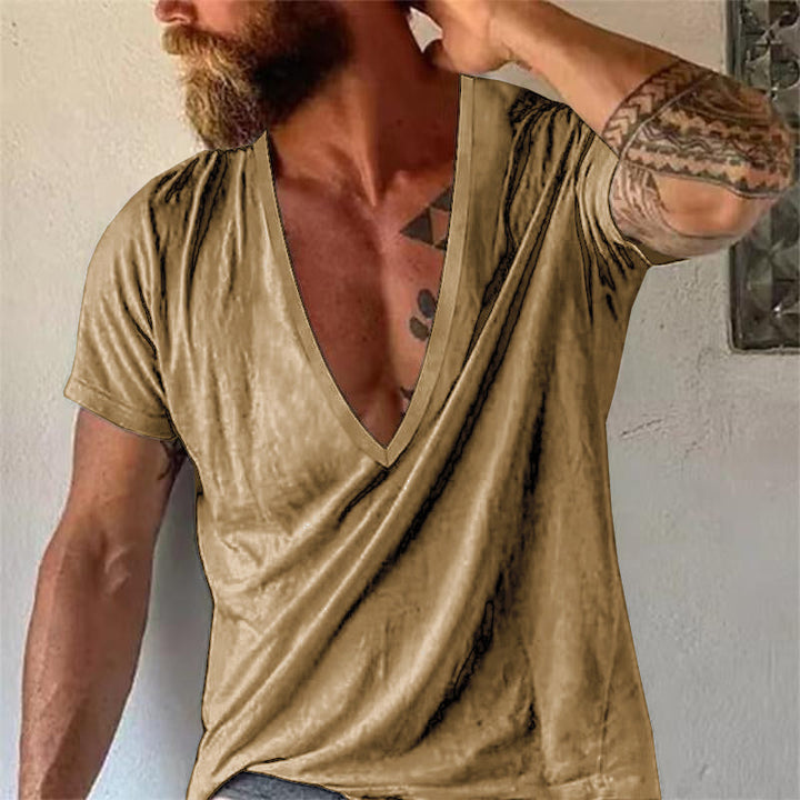 Detailansicht: Hochwertiger Stoff des Herren Kurzarm T-Shirts mit tiefem V-Ausschnitt. Modern & weich.