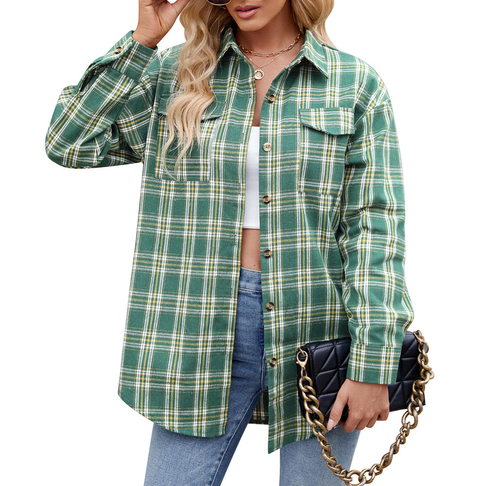 Frau trägt lässiges Damen Karohemd mit lockerer Passform & Knopfleiste. Bequemes Langarmshirt mit Brusttaschen.