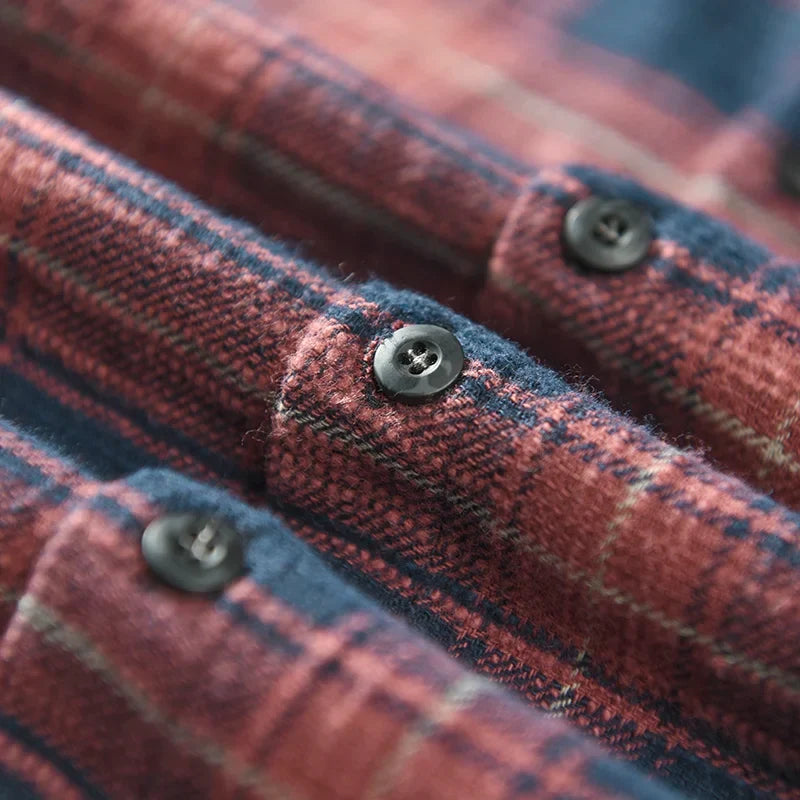 Lässiges kariertes Herrenhemd, langärmlig, in Rot-Blau. Ein Must-have für jeden Casual-Look.