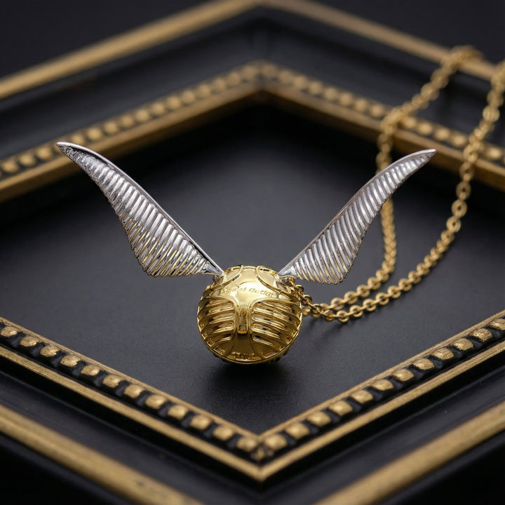 Dekorative goldene Schmuckkästchen mit Ringhalter und eleganter Flügelöffnung.
