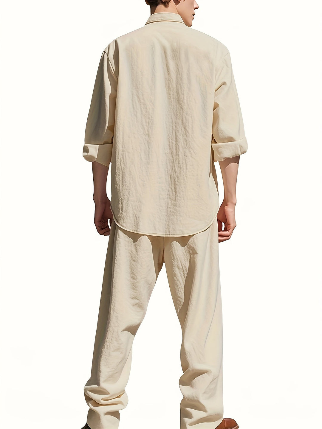 Stilvoller Zweiteiler für Männer: leichtes Stehkragen Hemd & bequeme Hose, perfekt als Strandmode & Urlaub Outfit.
