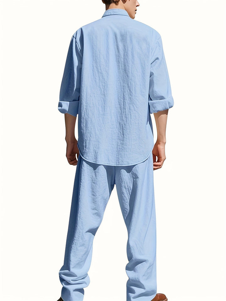 Lässiges Herren Sommer Outfit: atmungsaktives Stehkragen Hemd & weite, komfortable Relaxed Fit Hose für heiße Tage.