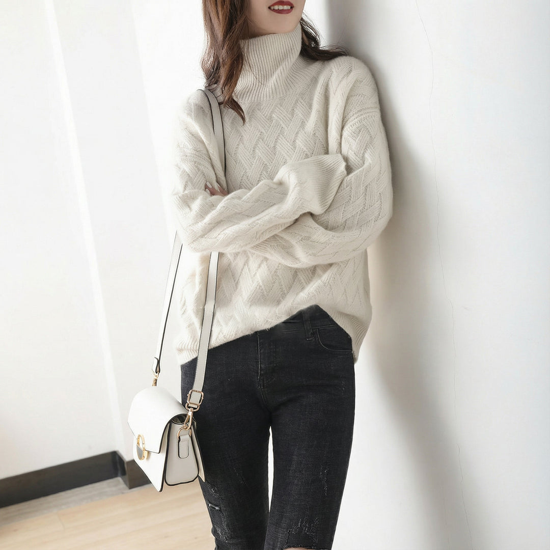 Damen Rollkragenpullover mit Zopfmuster in Beige, zeitlos und elegant. Ein Klassiker für jede Wintergarderobe.
