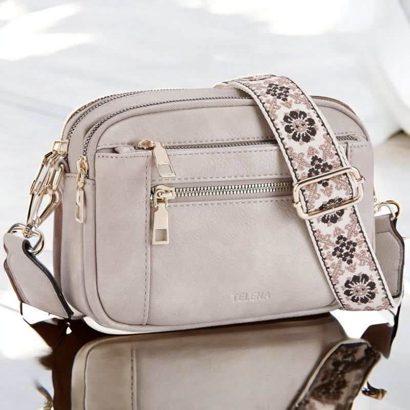 Damen-Lederschultertasche, von einer Frau getragen. Elegante Alltagstasche, perfekt als stilvolles Modeaccessoire.