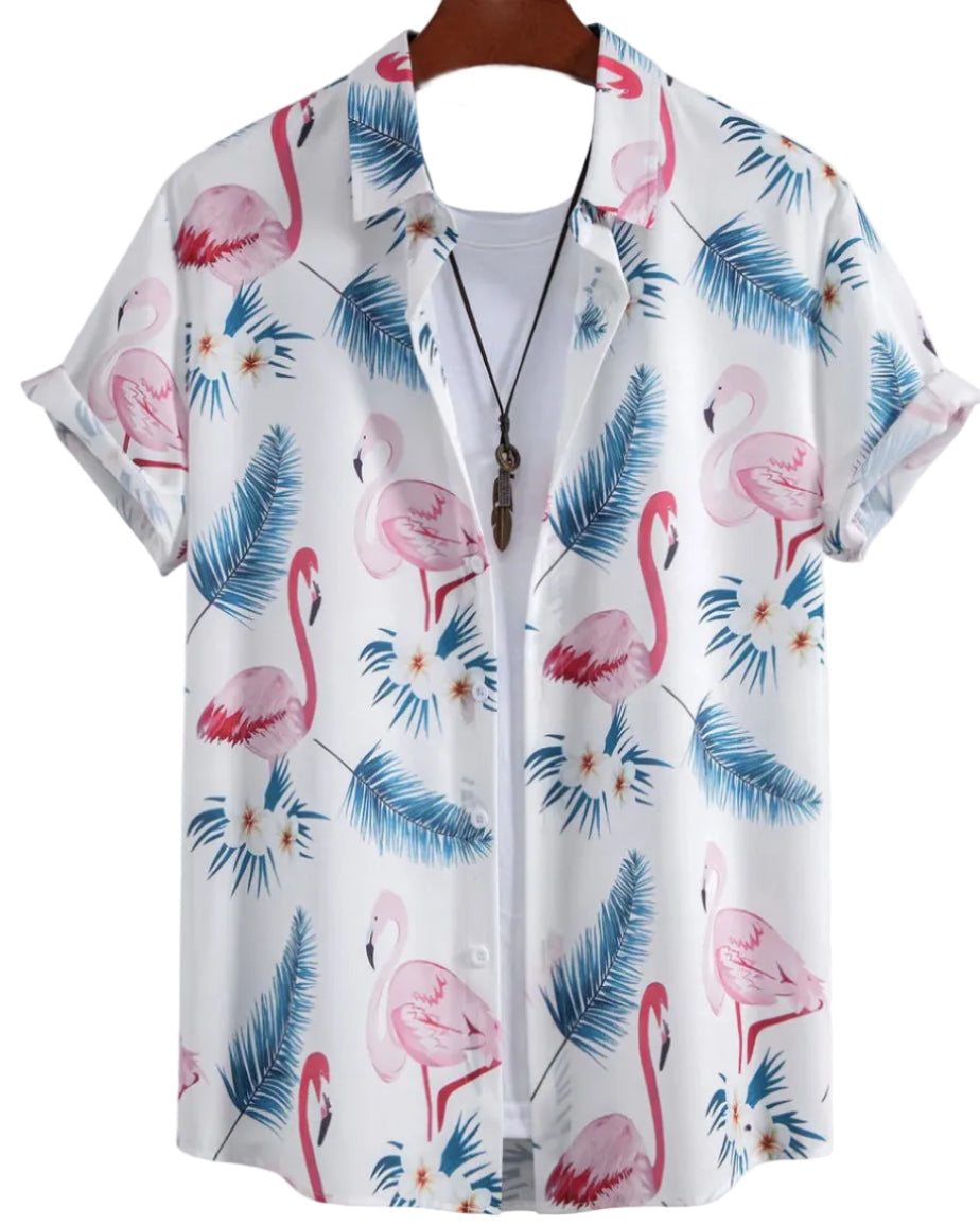 Mann trägt lässiges Kurzarmhemd mit Blumenmuster. Perfekt für den sommerlichen Freizeit-Look.