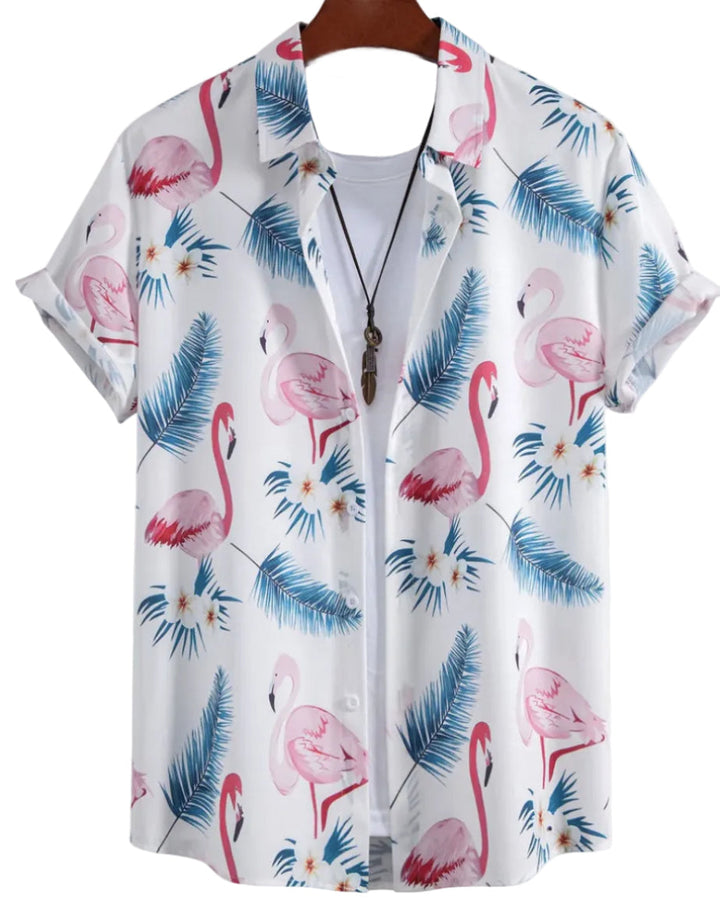 Mann trägt lässiges Kurzarmhemd mit Blumenmuster. Perfekt für den sommerlichen Freizeit-Look.