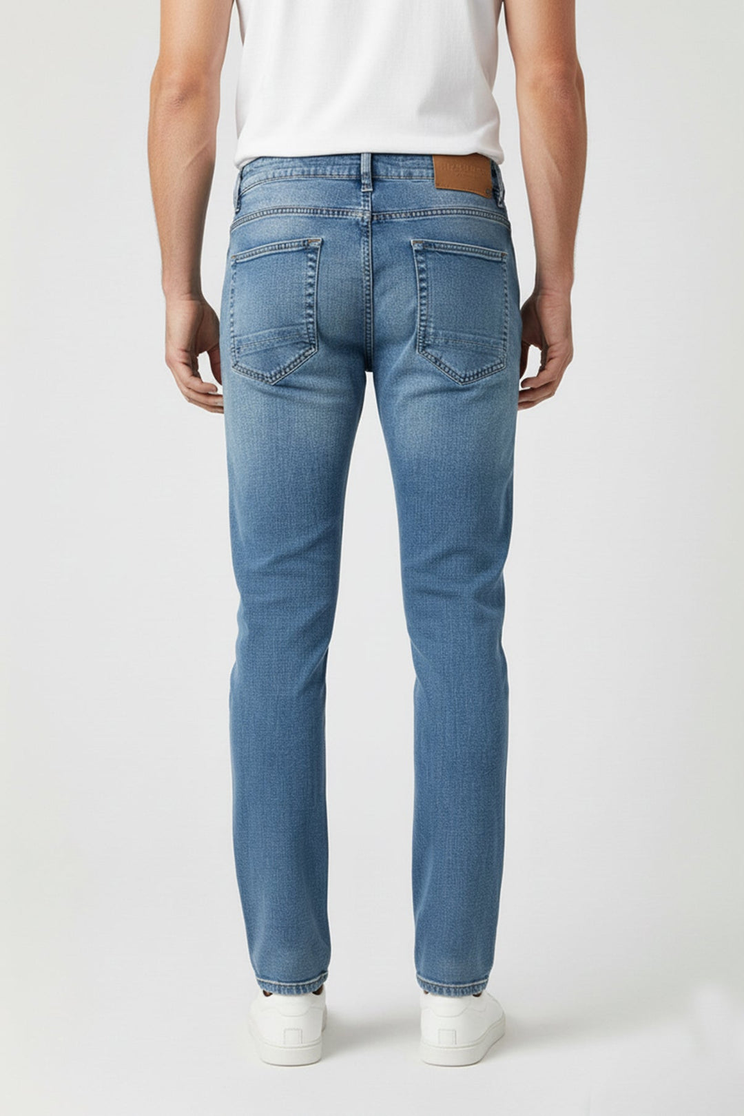 Alltagstaugliche blaue Herren Straight Leg Jeans, bequemer Schnitt, Five-Pocket-Design.