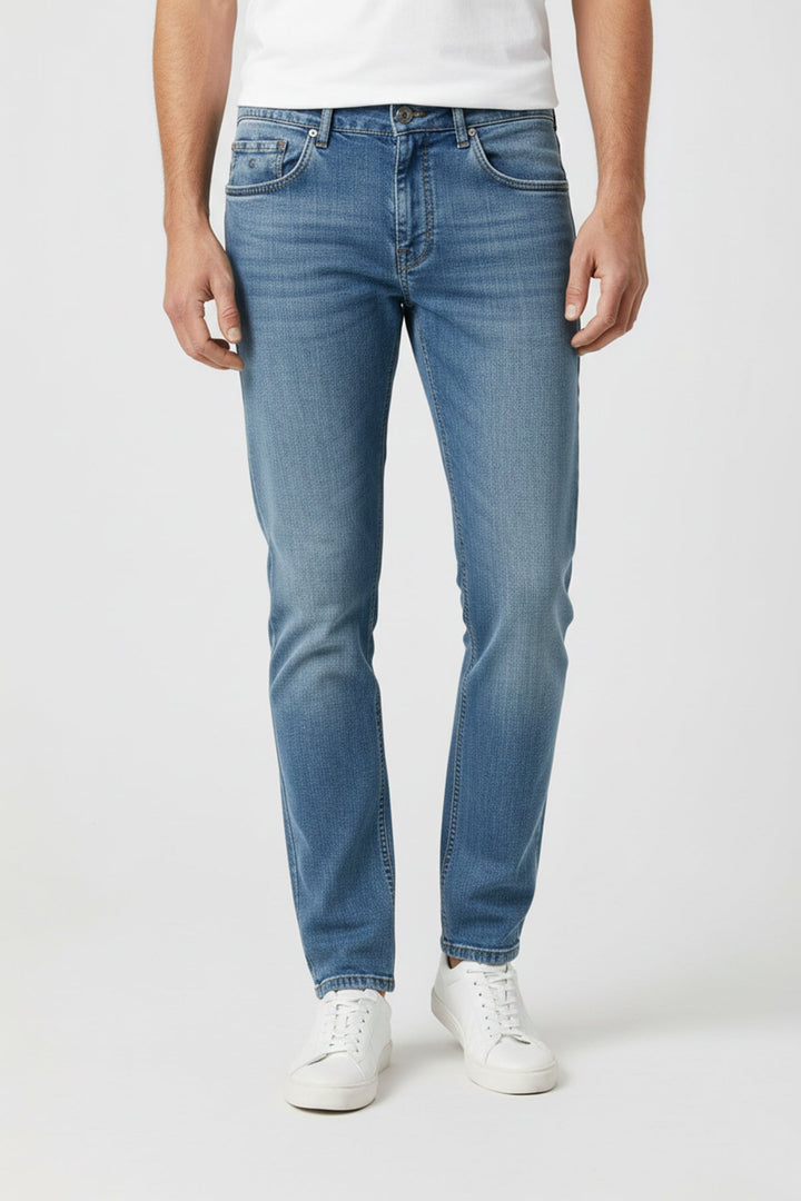 Herren Denim Jeans, gerades Bein, in Dunkelblau, zeitloser Casual-Look für Männer.