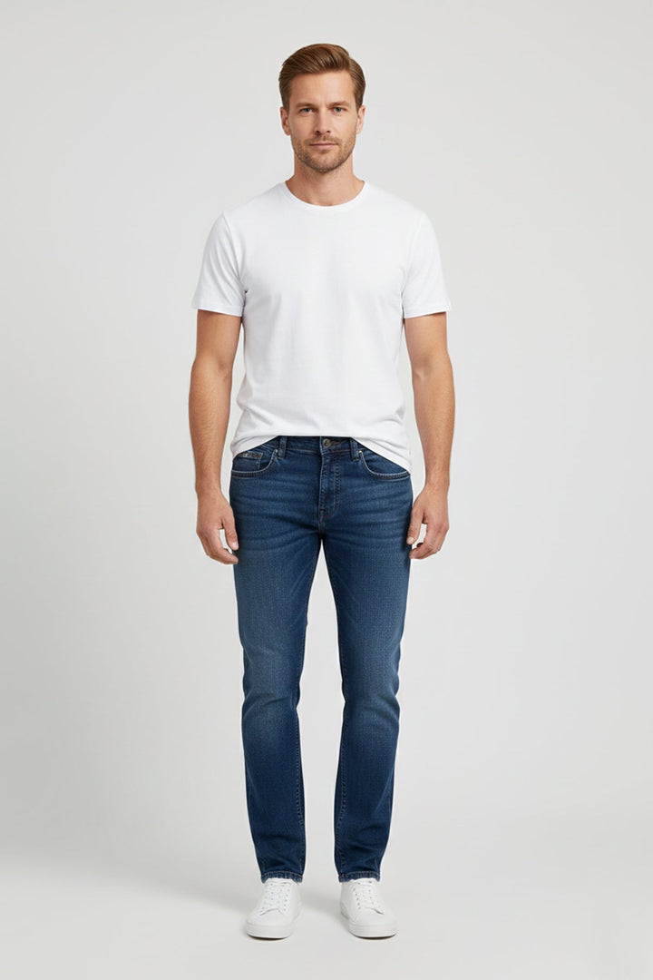 Robuste schwarze Herren Jeans mit geradem Bein, strapazierfähig für jeden Tag.