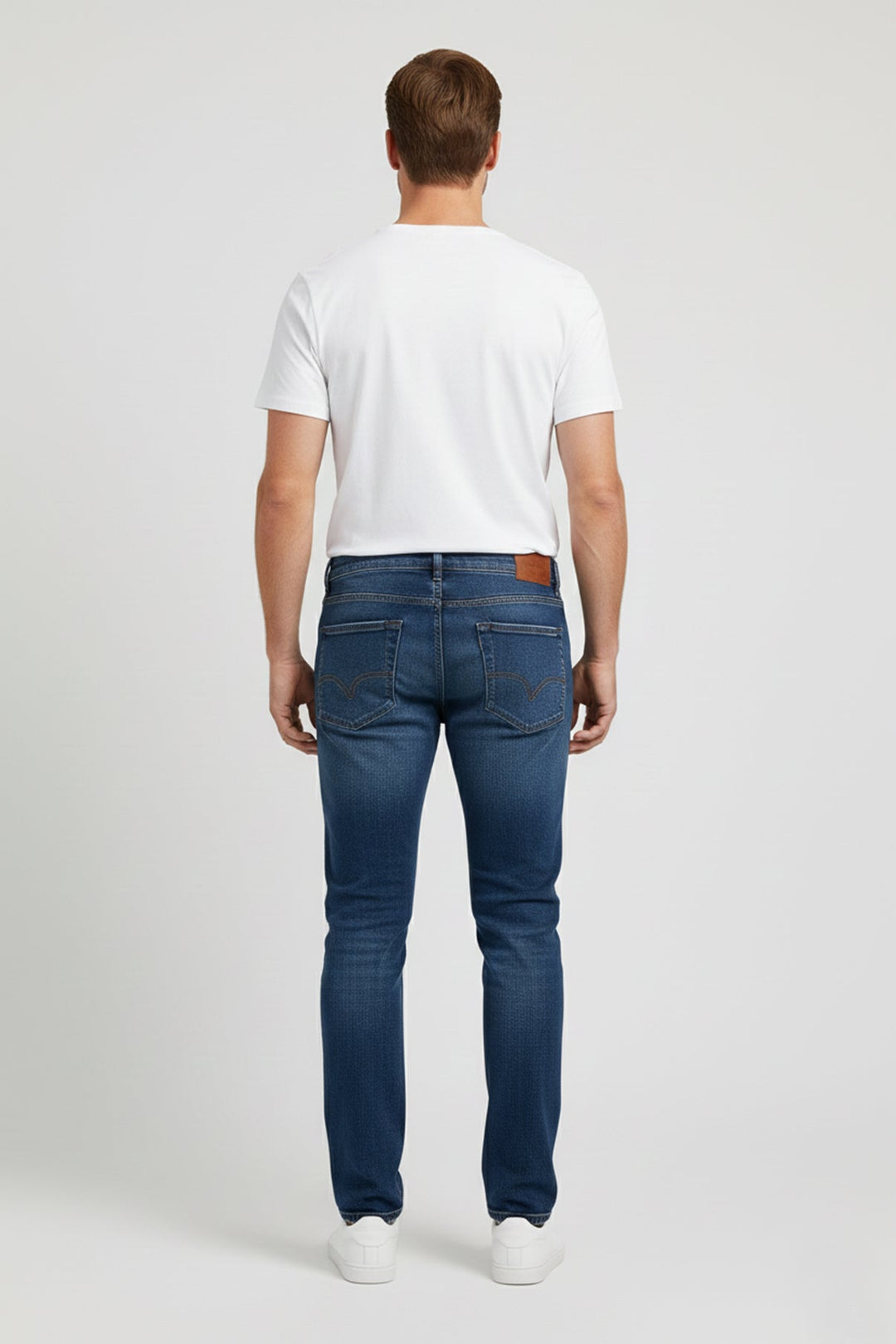 Alltagstaugliche blaue Herrenjeans, gerades Bein, strapazierfähig und komfortabel.