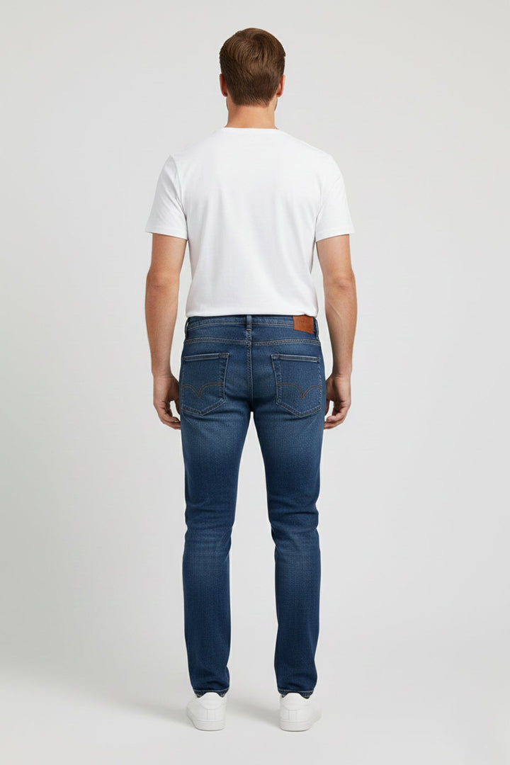 Alltagstaugliche blaue Herrenjeans, gerades Bein, strapazierfähig und komfortabel.