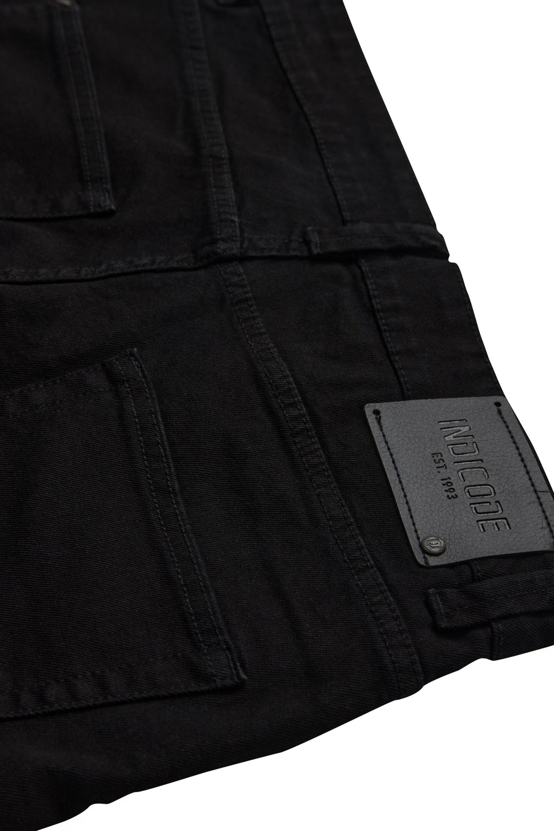 Moderne schwarze Herrenjeans mit geradem Bein, stilvoll und leicht kombinierbar.