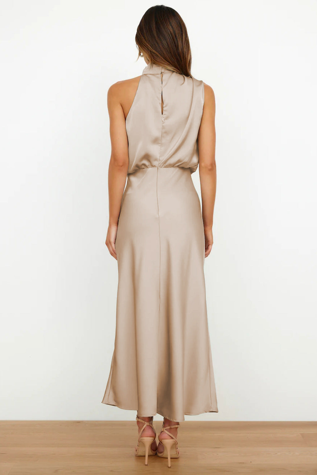Fließendes Damen Maxikleid mit Halterneck, stilvolles Abendkleid für glamouröse Hochzeitsgäste.