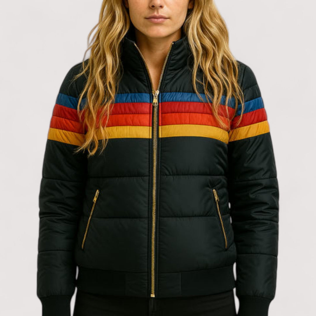 Trendige Damen Regenjacke für Herbst & Frühling. Leicht, wasserdicht, atmungsaktiv und mit praktischer Kapuze.