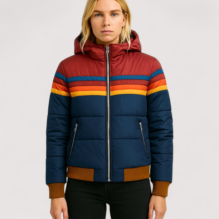 Modische Damen Übergangsjacke im Regular Fit. Leichte, wasserdichte Regenjacke mit Kapuze für Freizeit.