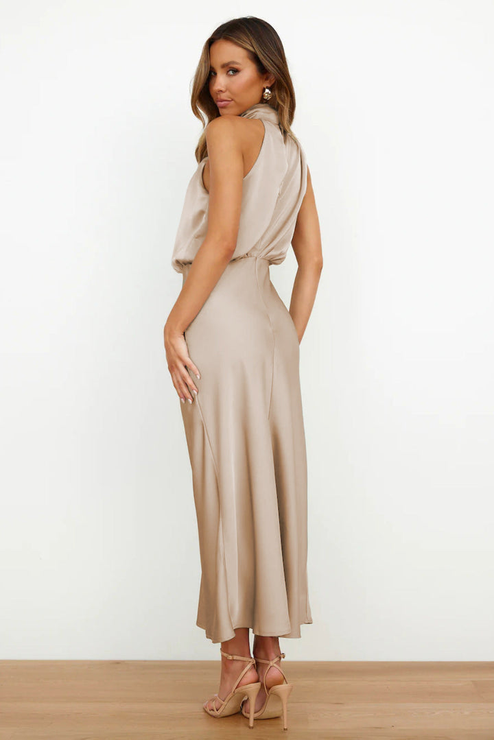 Detail des schmeichelhaften Neckholder-Ausschnitts am eleganten Damen Midikleid. Ideal für festliche Anlässe.
