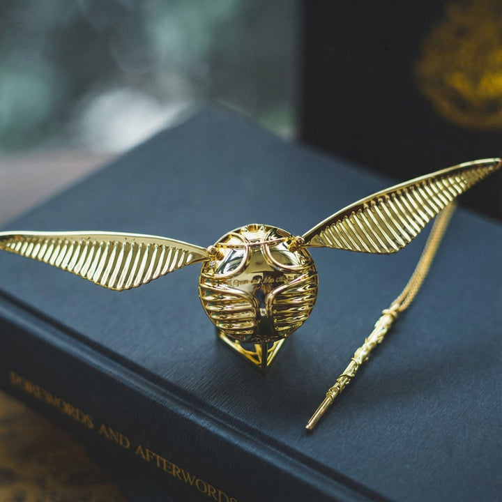 Luxuriöse Ring-Geschenkbox in Gold mit Flügelmechanik, ideal für Verlobung & Hochzeit.