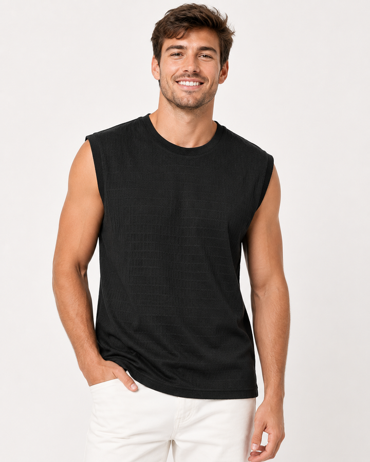 Leichte, elastische Damen-Strickweste mit Rundhals. Ärmelloses Oberteil für bequemen Freizeit- und Sommer-Look.