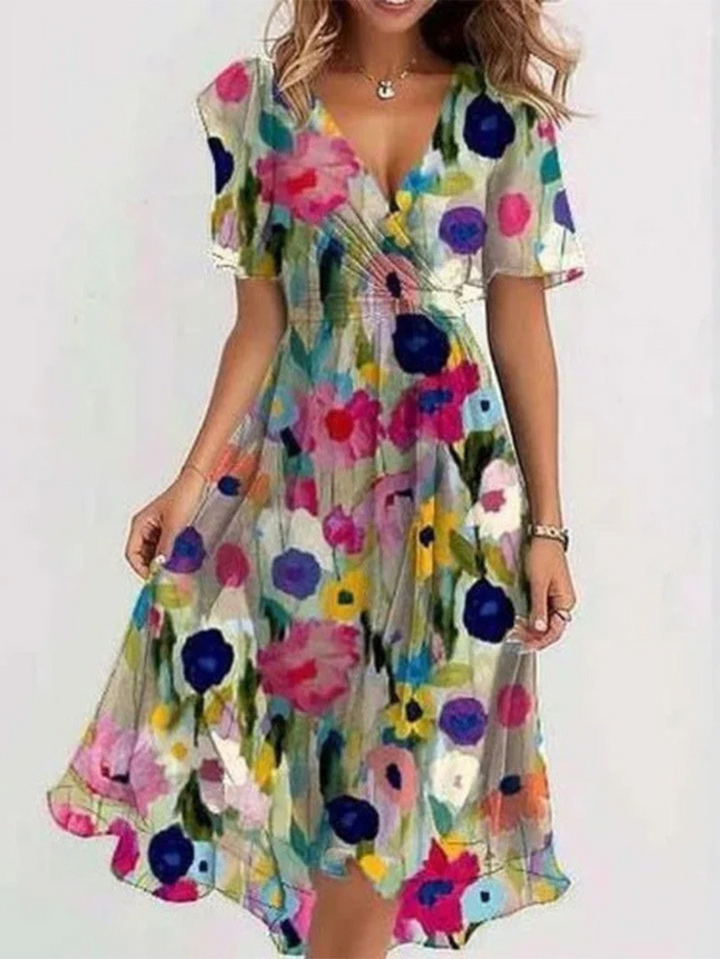 Frau trägt bequemes Damen Sommerkleid im Relaxed Fit für entspannte Freizeit, bauchkaschierend & elegant.