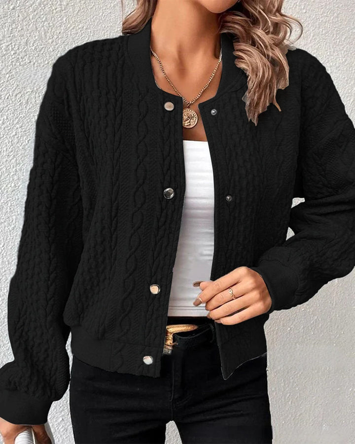 Modell trägt bequeme Damen Strickjacke mit Knöpfen im Freizeit-Look. Vielseitig kombinierbar & stilvoll.